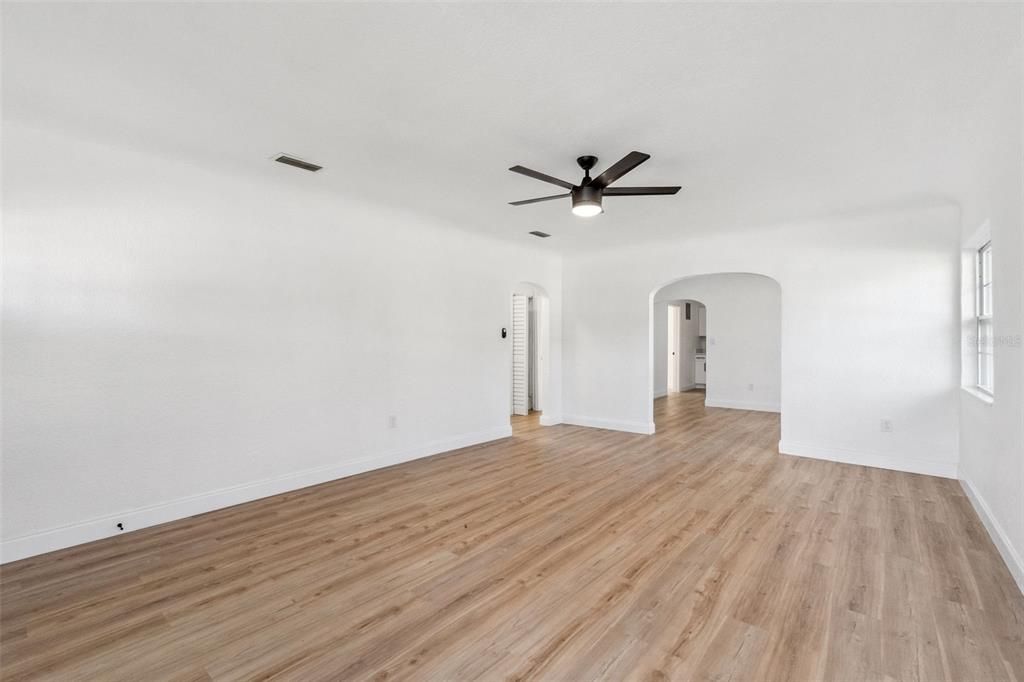 For Sale: $260,000 (3 beds, 1 baths, 1108 Square Feet)