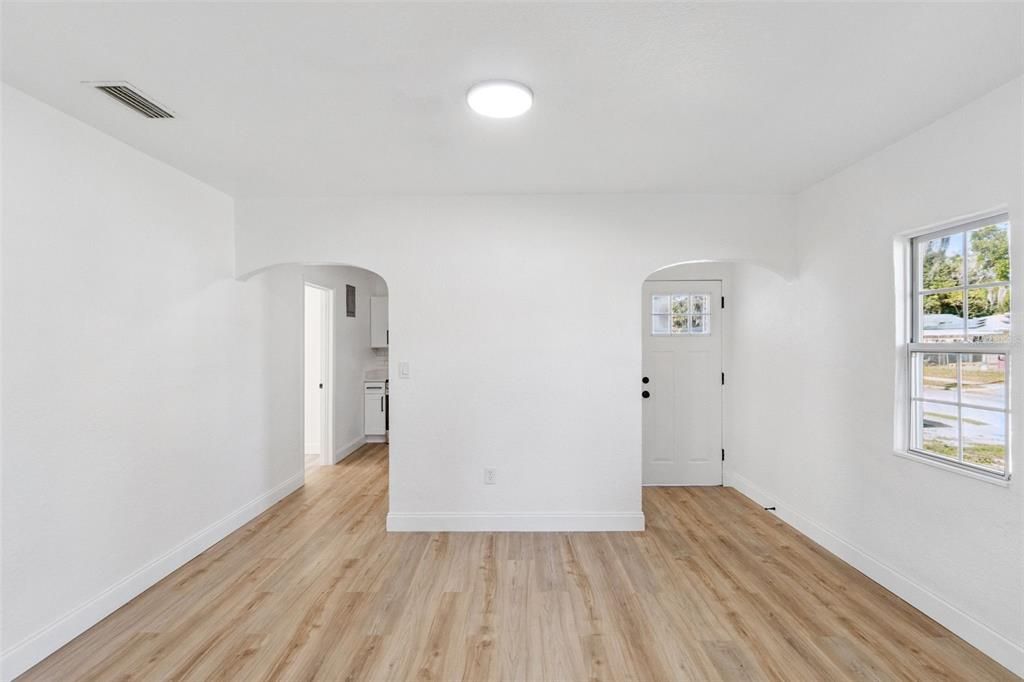 For Sale: $260,000 (3 beds, 1 baths, 1108 Square Feet)