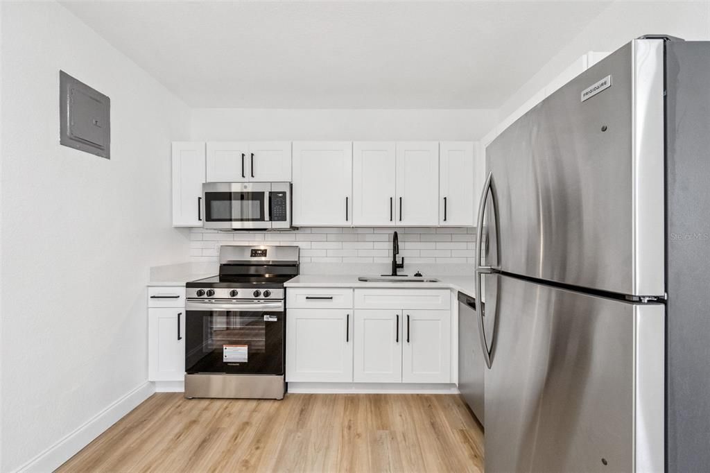 For Sale: $260,000 (3 beds, 1 baths, 1108 Square Feet)