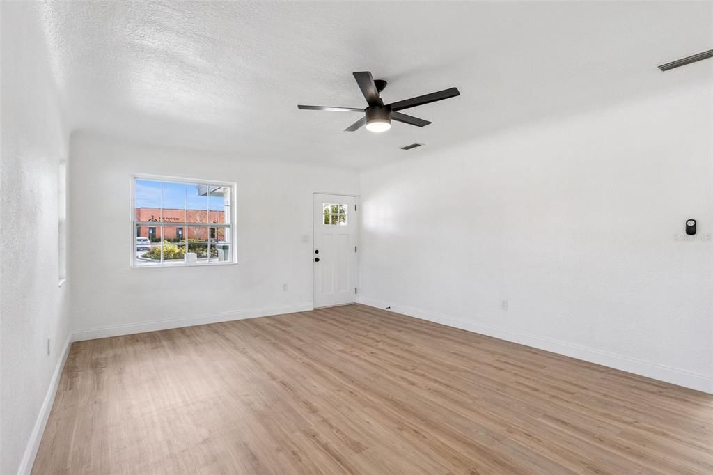 For Sale: $260,000 (3 beds, 1 baths, 1108 Square Feet)