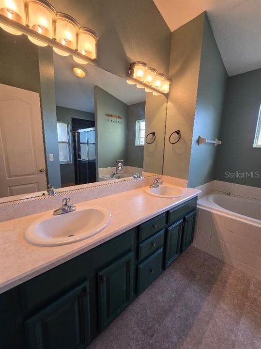 For Sale: $279,900 (4 beds, 2 baths, 1946 Square Feet)