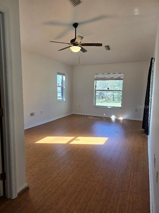 For Sale: $279,900 (4 beds, 2 baths, 1946 Square Feet)