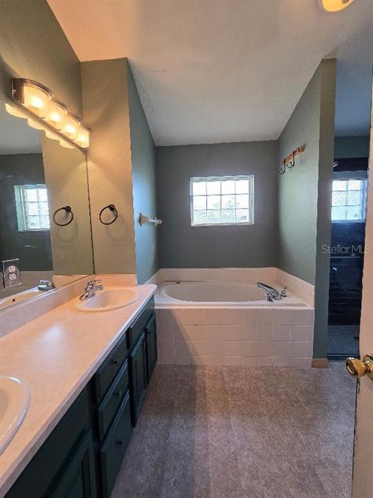 For Sale: $279,900 (4 beds, 2 baths, 1946 Square Feet)