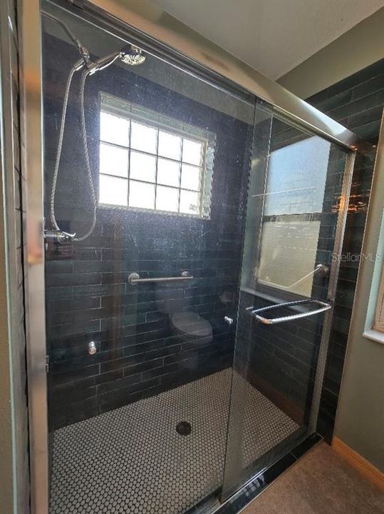 For Sale: $279,900 (4 beds, 2 baths, 1946 Square Feet)