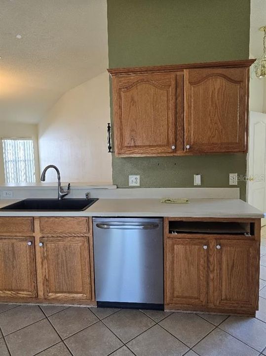 For Sale: $279,900 (4 beds, 2 baths, 1946 Square Feet)