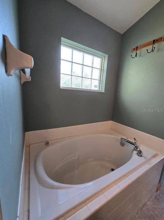 For Sale: $279,900 (4 beds, 2 baths, 1946 Square Feet)