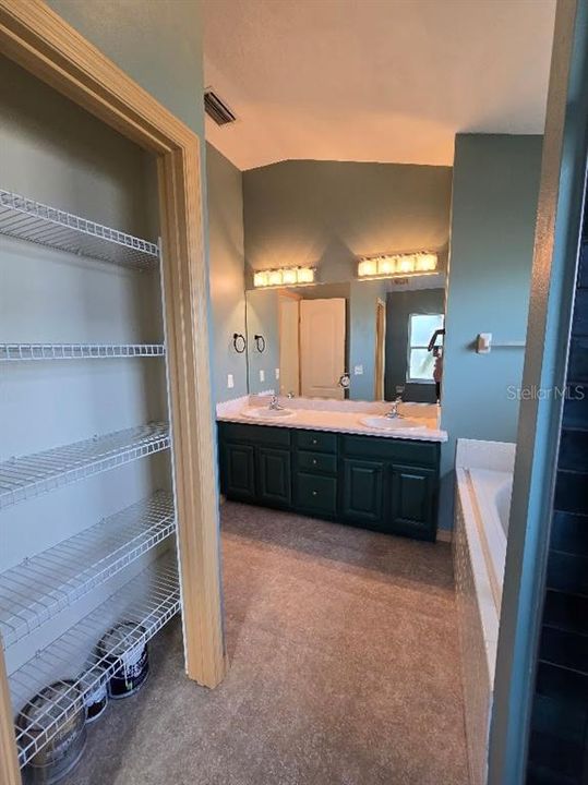 For Sale: $279,900 (4 beds, 2 baths, 1946 Square Feet)