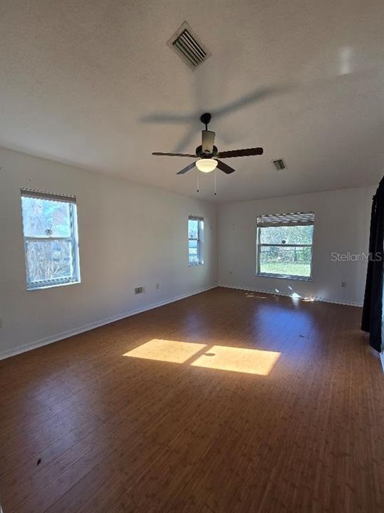 For Sale: $279,900 (4 beds, 2 baths, 1946 Square Feet)