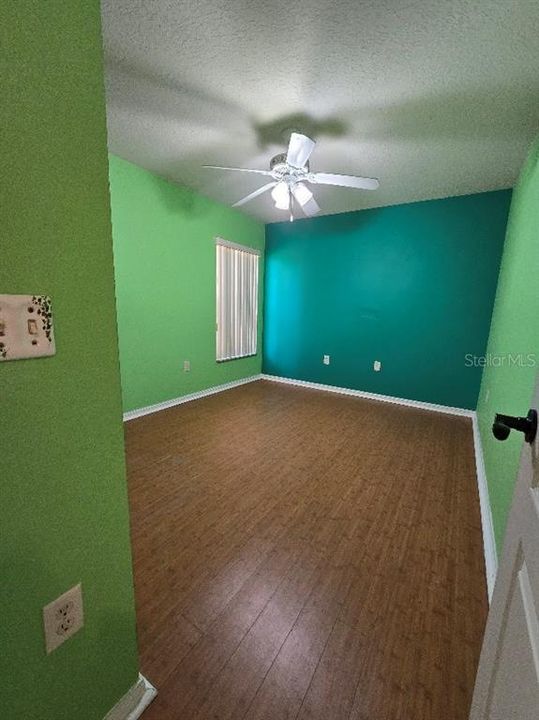 For Sale: $279,900 (4 beds, 2 baths, 1946 Square Feet)