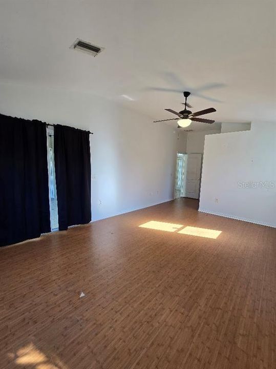 For Sale: $279,900 (4 beds, 2 baths, 1946 Square Feet)