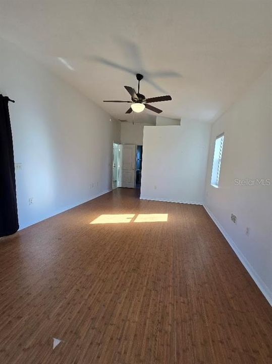 For Sale: $279,900 (4 beds, 2 baths, 1946 Square Feet)