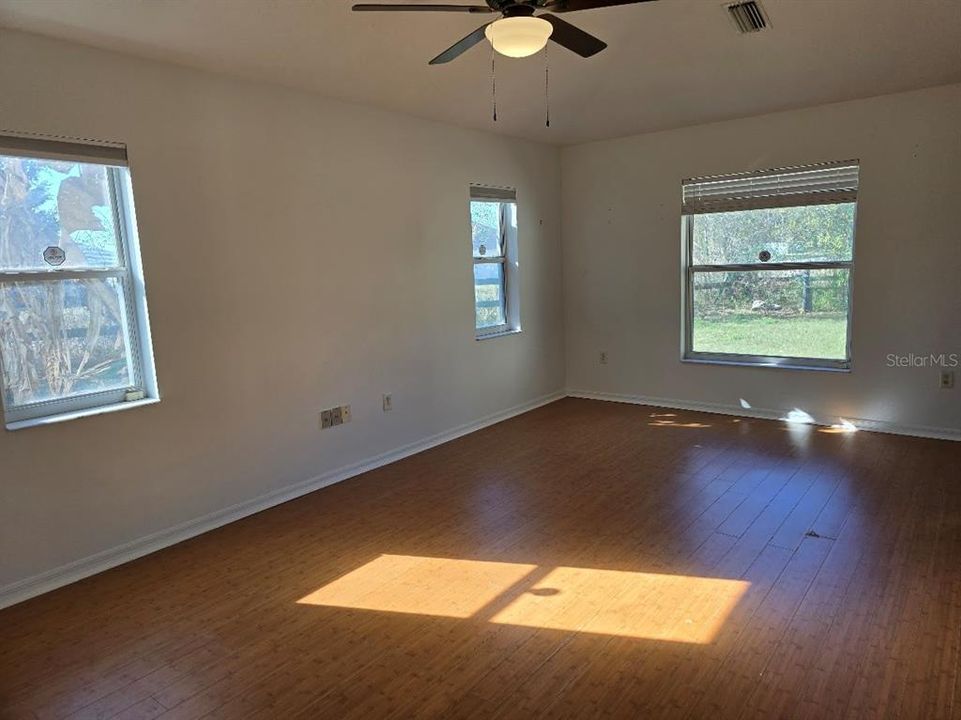 For Sale: $279,900 (4 beds, 2 baths, 1946 Square Feet)