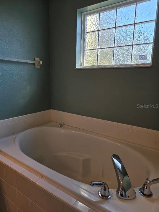 For Sale: $279,900 (4 beds, 2 baths, 1946 Square Feet)