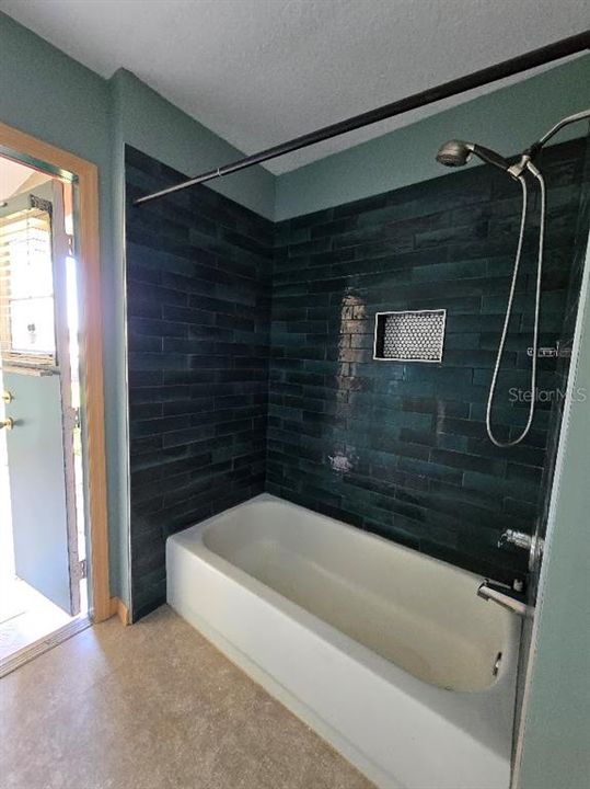 For Sale: $279,900 (4 beds, 2 baths, 1946 Square Feet)