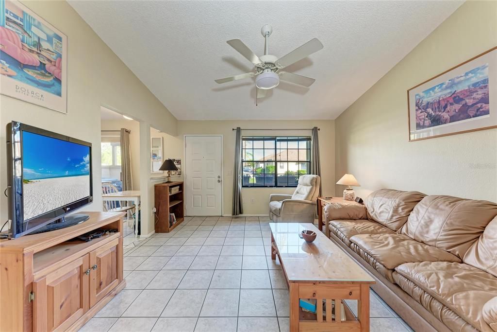 En Venta: $135,900 (2 camas, 2 baños, 832 Pies cuadrados)