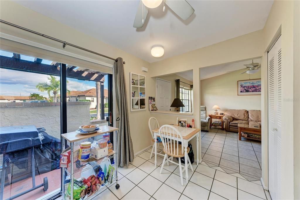 En Venta: $135,900 (2 camas, 2 baños, 832 Pies cuadrados)