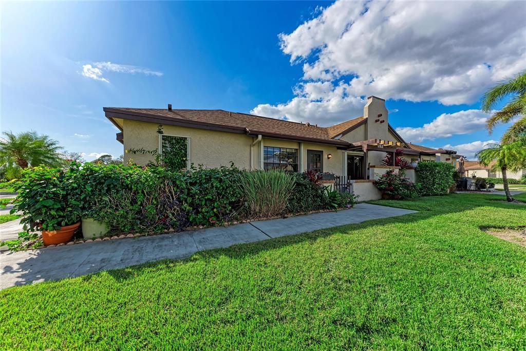 En Venta: $135,900 (2 camas, 2 baños, 832 Pies cuadrados)