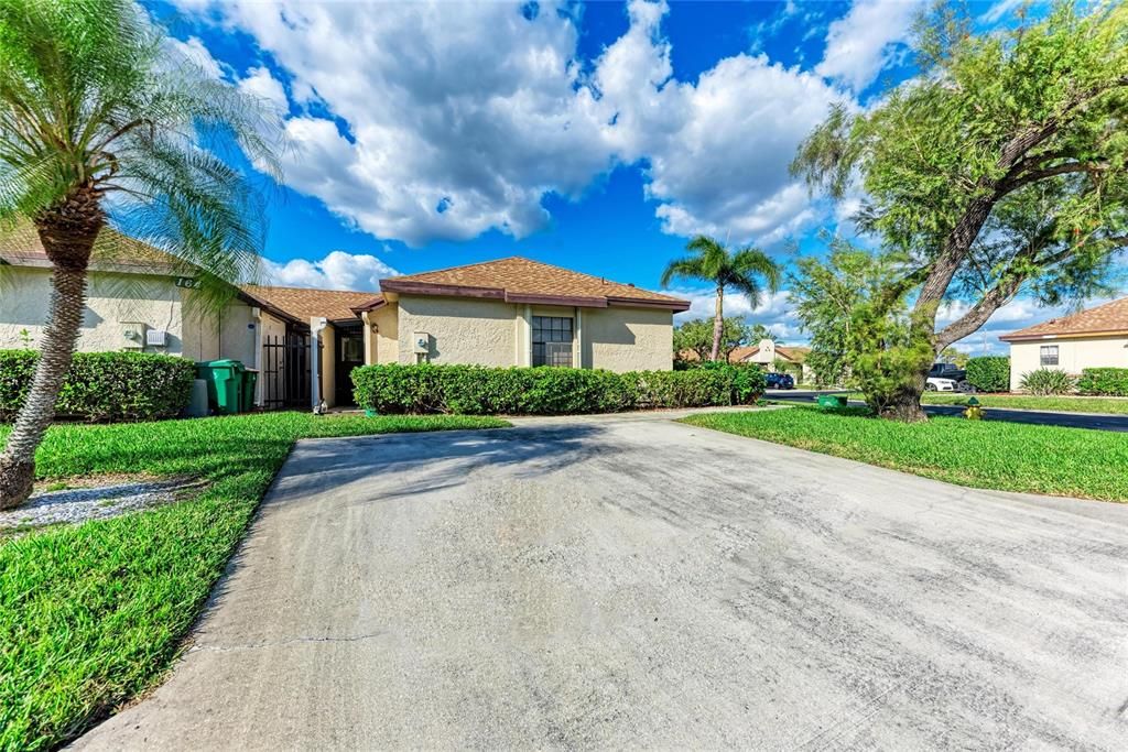 En Venta: $135,900 (2 camas, 2 baños, 832 Pies cuadrados)