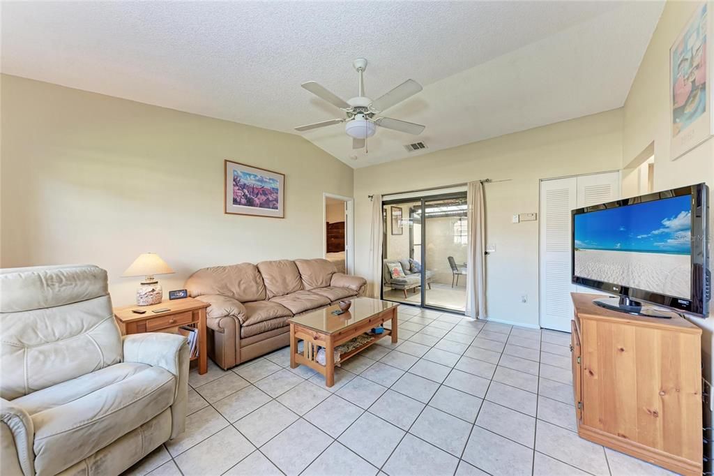 En Venta: $135,900 (2 camas, 2 baños, 832 Pies cuadrados)