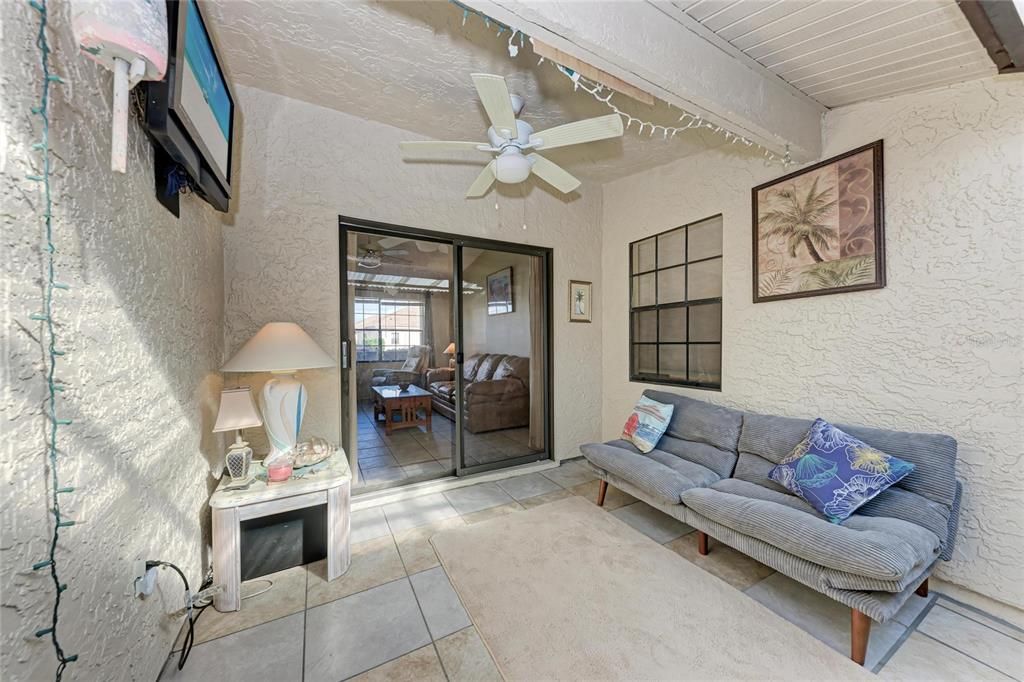 En Venta: $135,900 (2 camas, 2 baños, 832 Pies cuadrados)