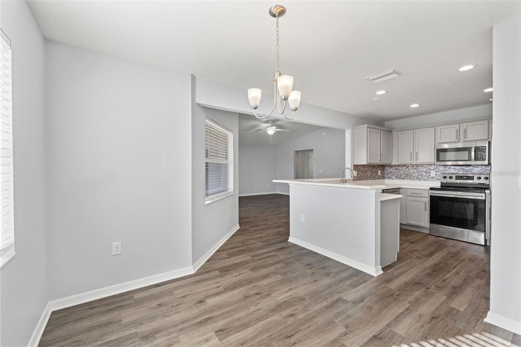 待售: $335,000 (4 贝兹, 2 浴室, 1668 平方英尺)