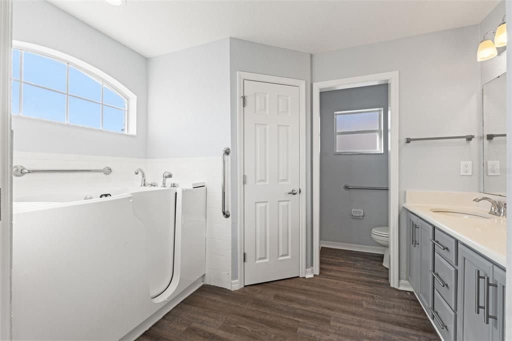 待售: $335,000 (4 贝兹, 2 浴室, 1668 平方英尺)