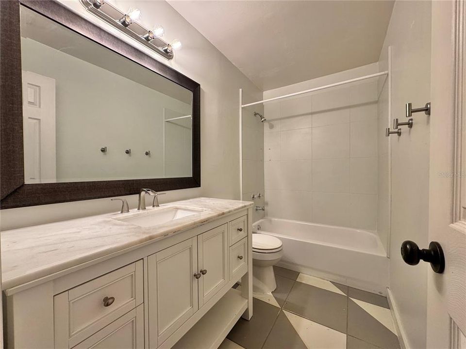 For Rent: $2,400 (3 beds, 2 baths, 1400 Square Feet)