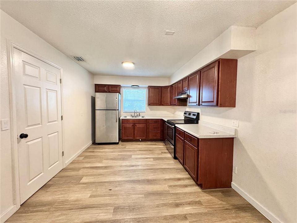 For Rent: $2,400 (3 beds, 2 baths, 1400 Square Feet)