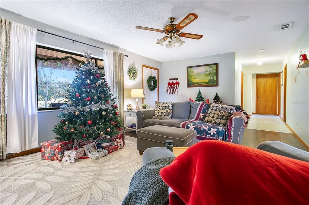 For Sale: $800,000 (4 beds, 2 baths, 1685 Square Feet)