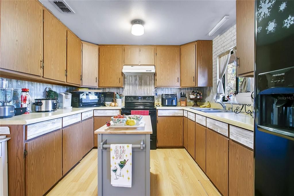 For Sale: $800,000 (4 beds, 2 baths, 1685 Square Feet)