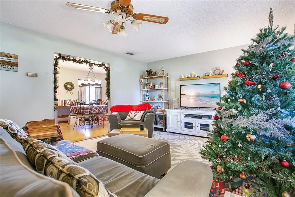 For Sale: $800,000 (4 beds, 2 baths, 1685 Square Feet)