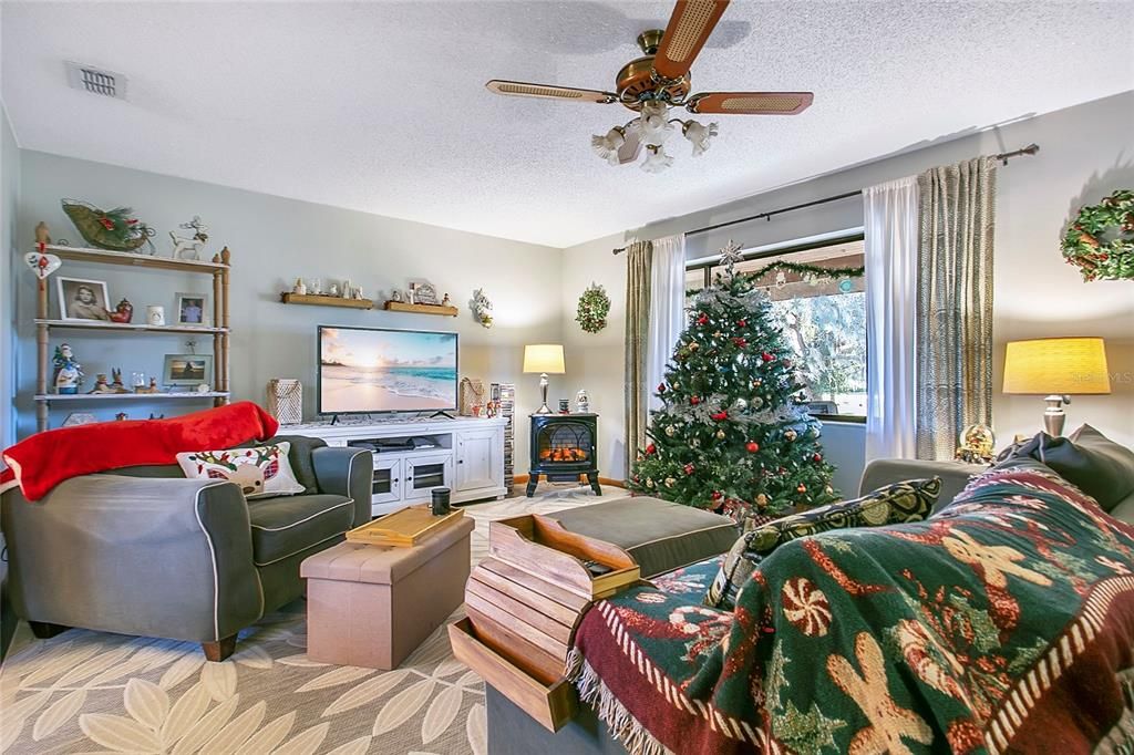 For Sale: $800,000 (4 beds, 2 baths, 1685 Square Feet)