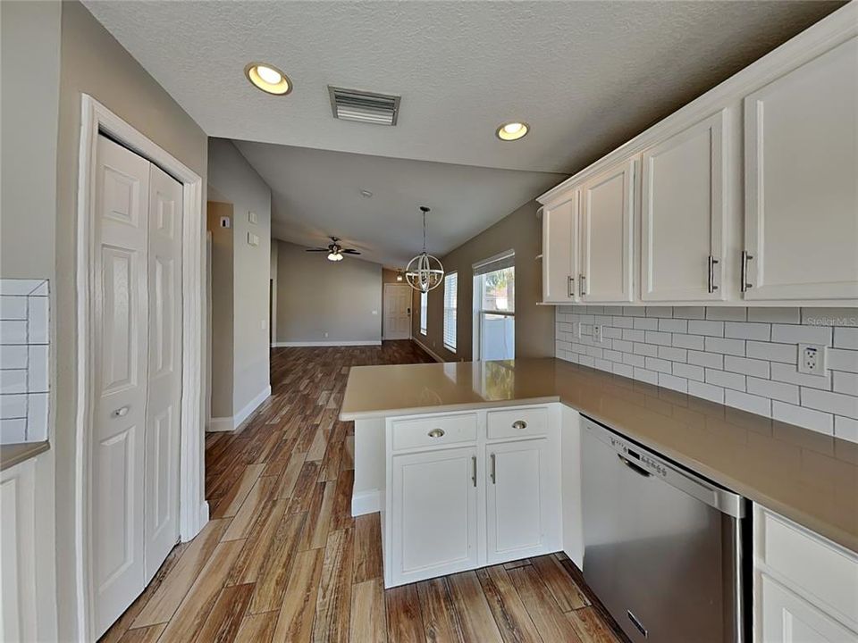 For Rent: $2,329 (4 beds, 2 baths, 1411 Square Feet)