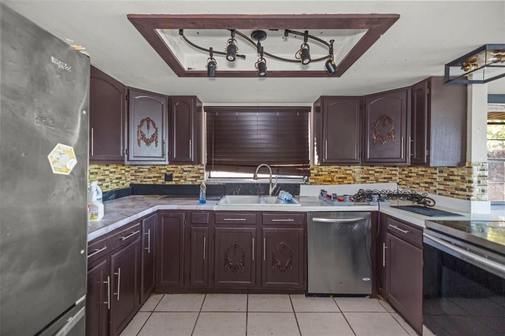 For Sale: $215,000 (3 beds, 2 baths, 1942 Square Feet)