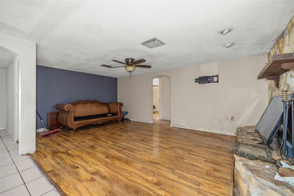 For Sale: $215,000 (3 beds, 2 baths, 1942 Square Feet)