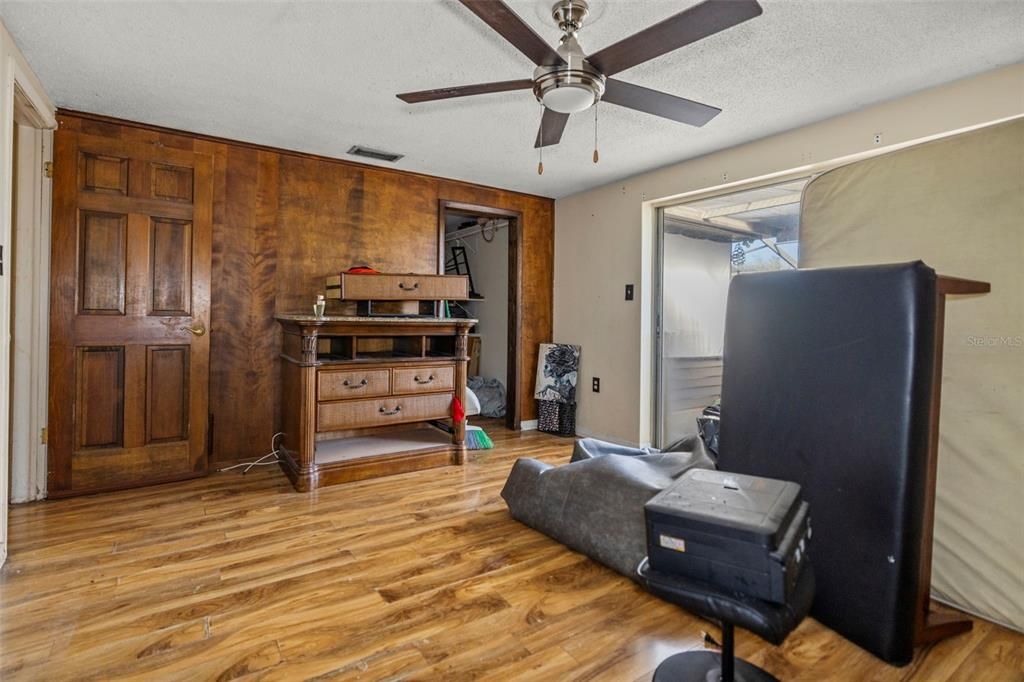 For Sale: $215,000 (3 beds, 2 baths, 1942 Square Feet)