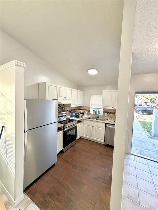 For Rent: $1,850 (3 beds, 2 baths, 984 Square Feet)