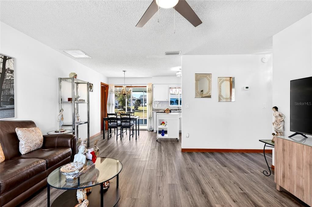 For Sale: $139,900 (2 beds, 1 baths, 768 Square Feet)