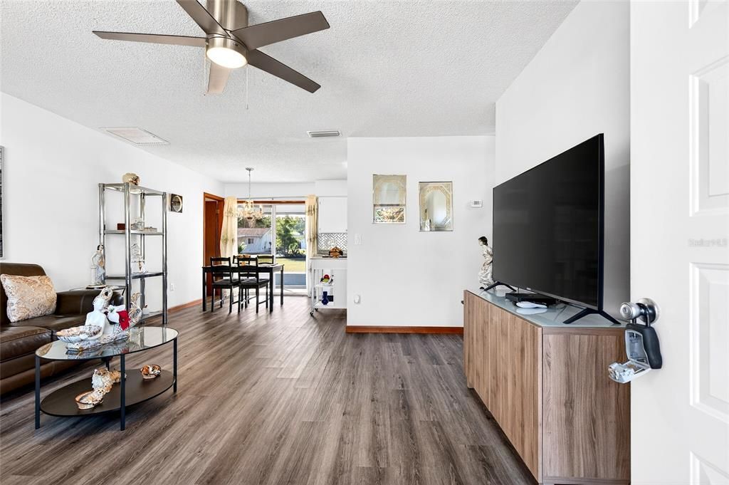 For Sale: $139,900 (2 beds, 1 baths, 768 Square Feet)