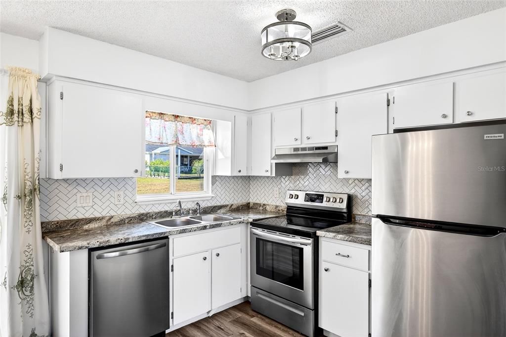 For Sale: $139,900 (2 beds, 1 baths, 768 Square Feet)