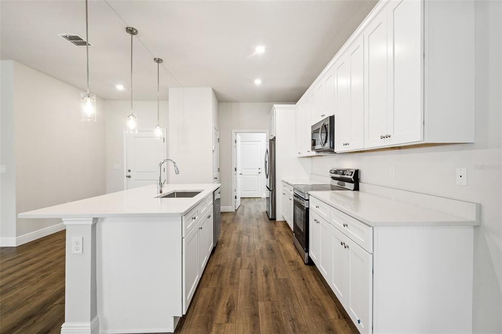 На продажу: $319,900 (4 спален, 2 ванн, 1961 Квадратных фут)