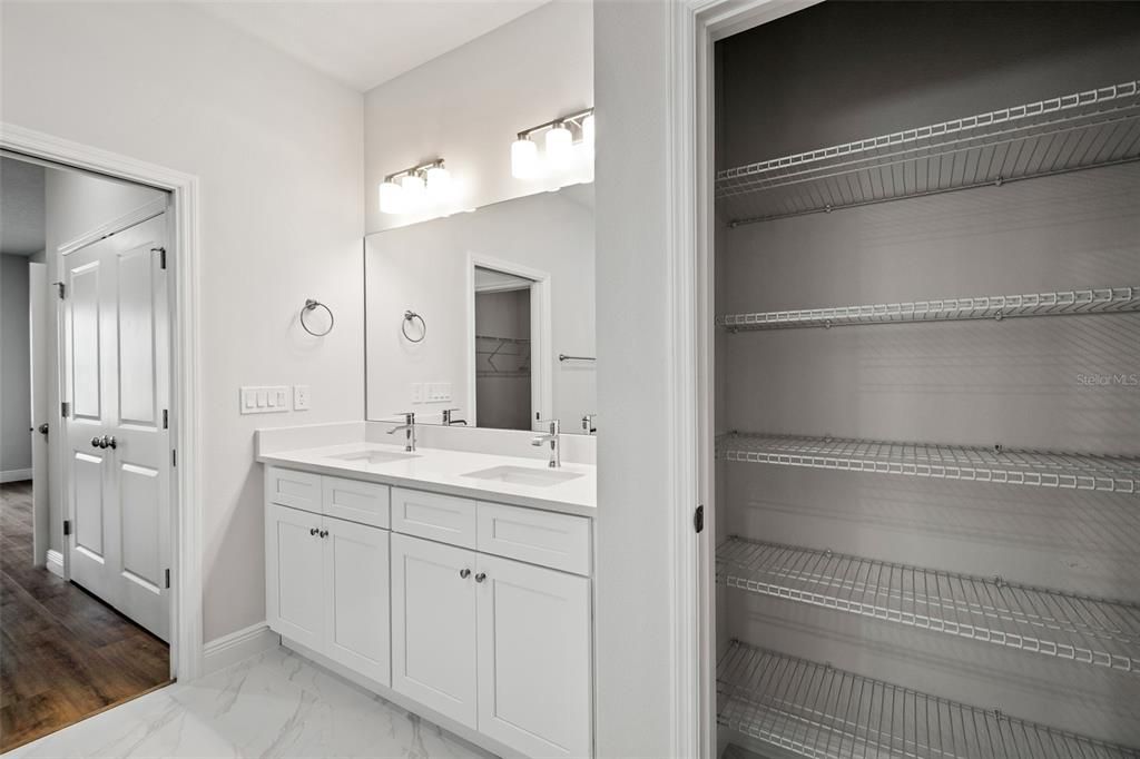 На продажу: $319,900 (4 спален, 2 ванн, 1961 Квадратных фут)