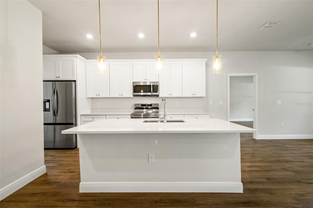 На продажу: $319,900 (4 спален, 2 ванн, 1961 Квадратных фут)