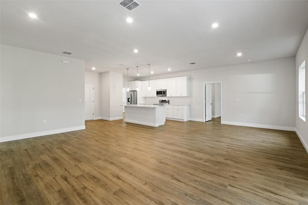 На продажу: $319,900 (4 спален, 2 ванн, 1961 Квадратных фут)