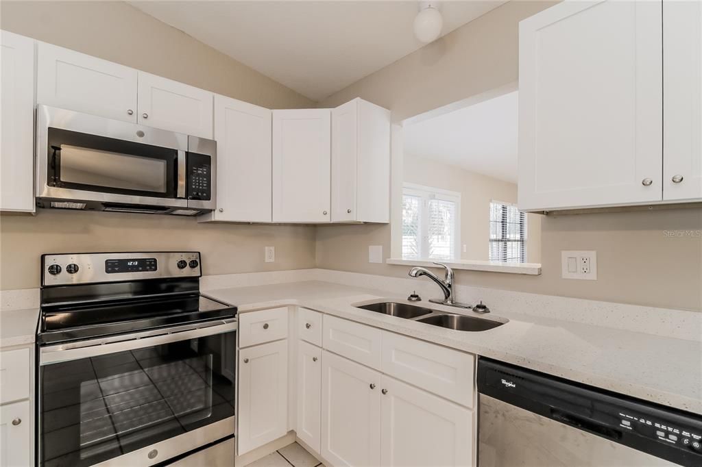 出租: $2,150 (3 贝兹, 2 浴室, 1584 平方英尺)