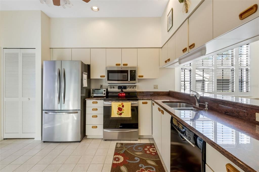 For Sale: $349,000 (2 beds, 2 baths, 1464 Square Feet)