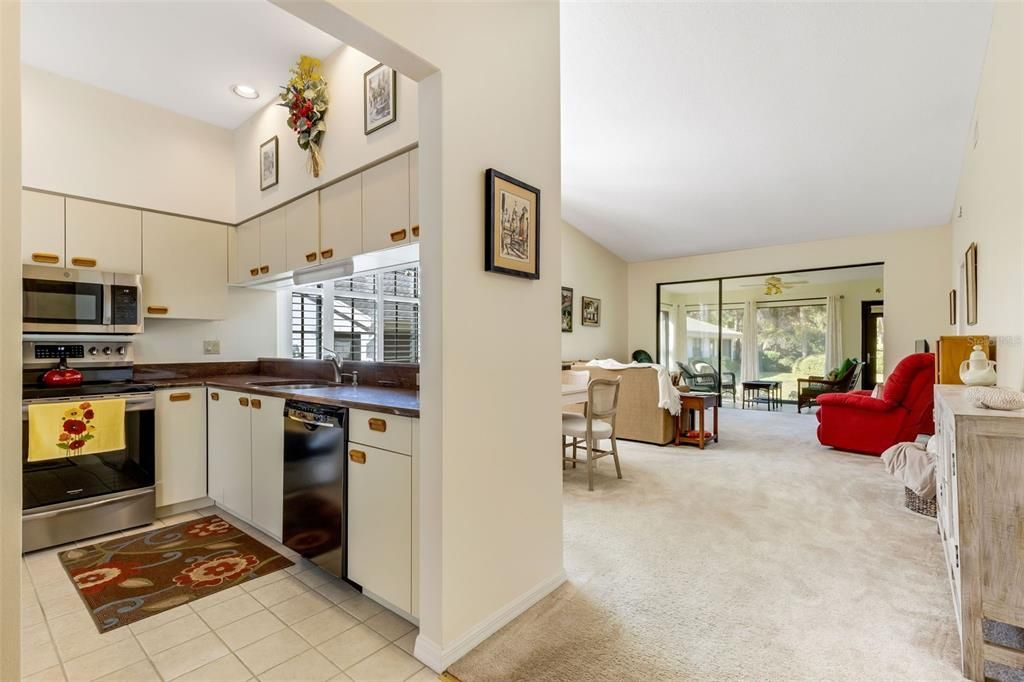 For Sale: $349,000 (2 beds, 2 baths, 1464 Square Feet)