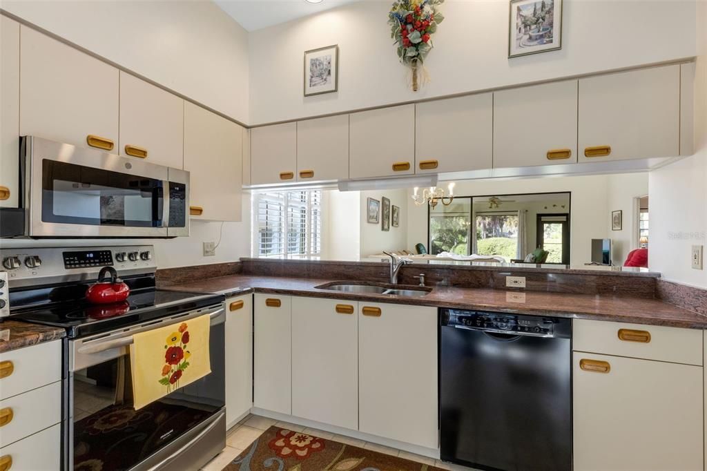 For Sale: $349,000 (2 beds, 2 baths, 1464 Square Feet)