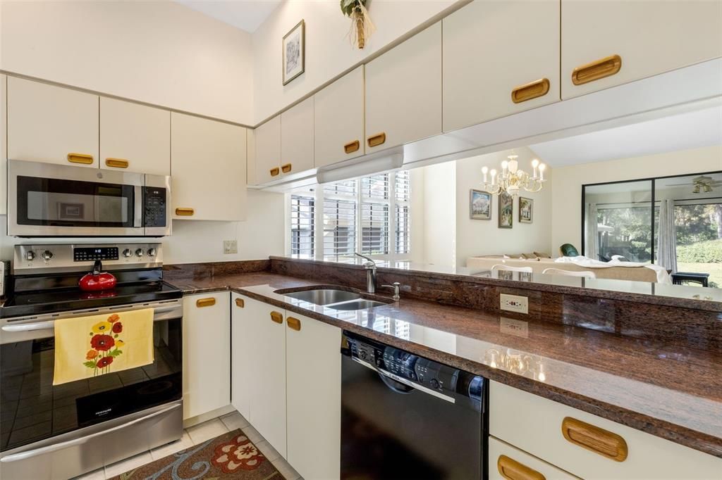 For Sale: $349,000 (2 beds, 2 baths, 1464 Square Feet)