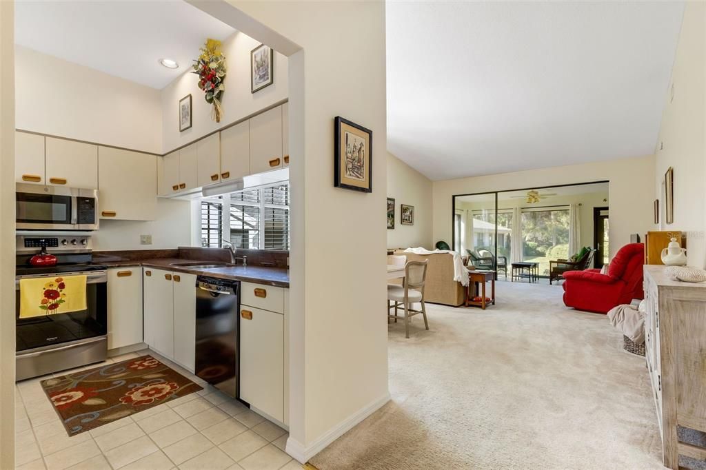 For Sale: $349,000 (2 beds, 2 baths, 1464 Square Feet)